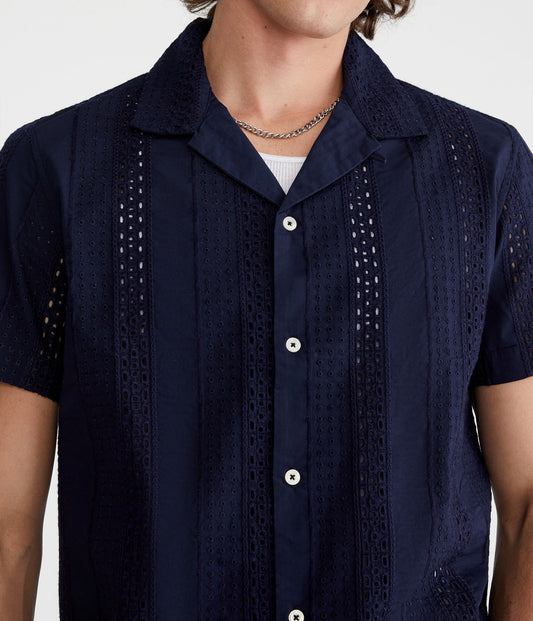 Camisa manga corta con ojal texturizado