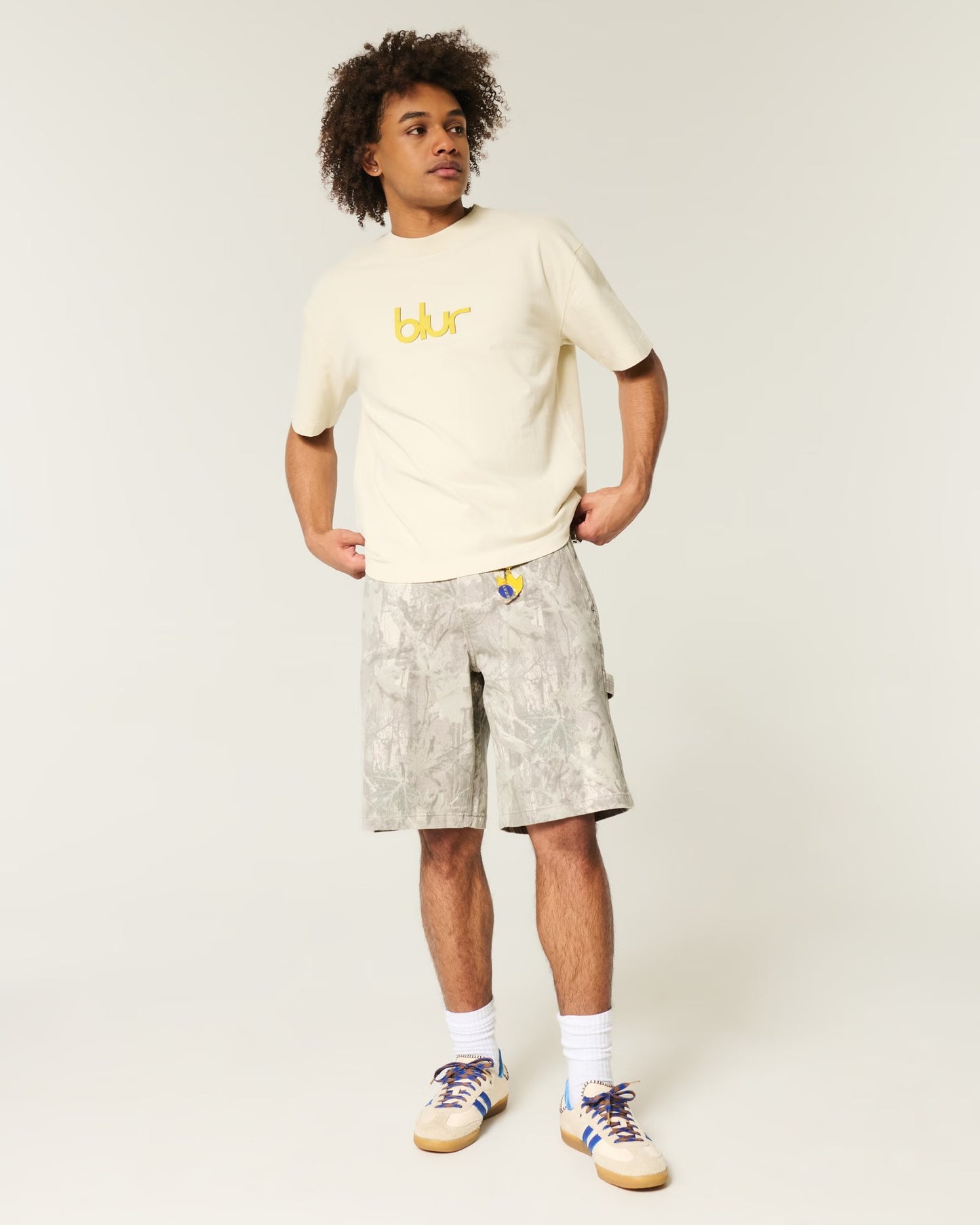 Bermuda denim estilo camuflaje y corte holgado