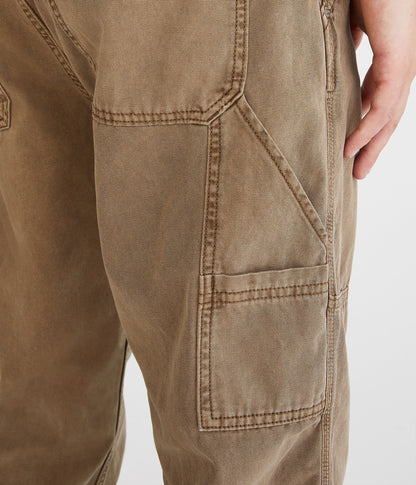 Pantalón holgado tipo carpintero
