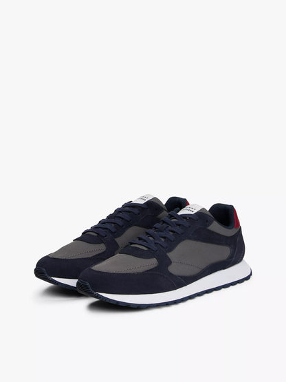 Calzado deportivo con textura combinada de pana