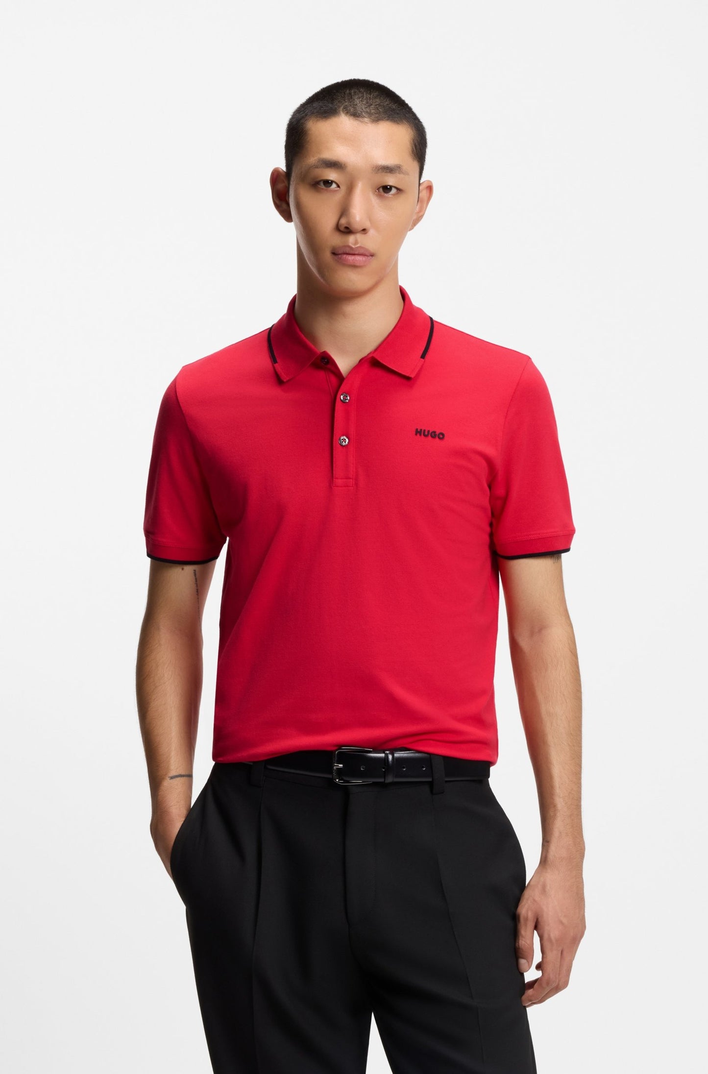 Chemise ajustada con cuello y mangas ribeteadas