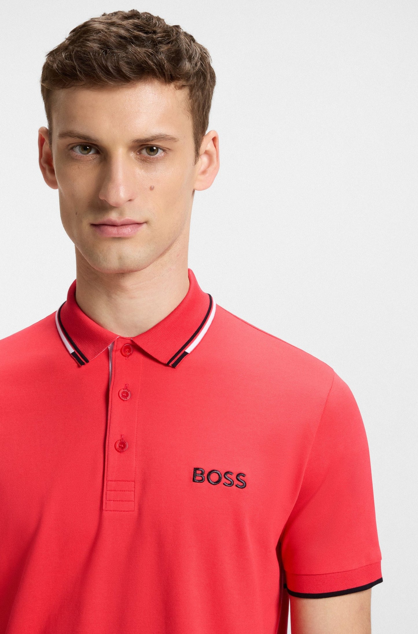 Chemise regular con logo borado y cuello ribeteado