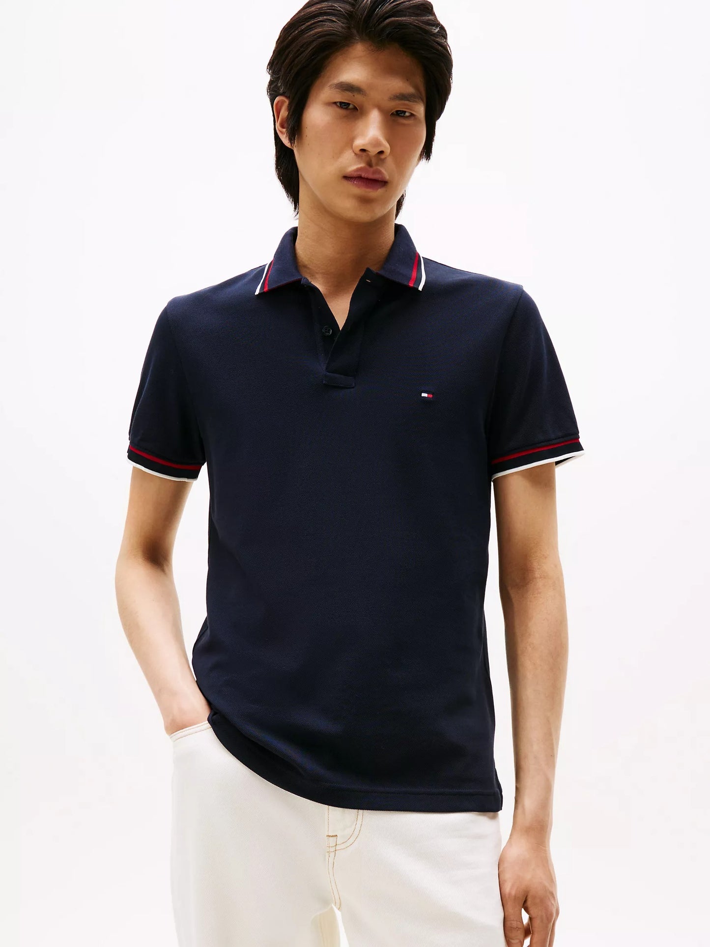 Chemise ajustada con cuello y mangas ribeteadas