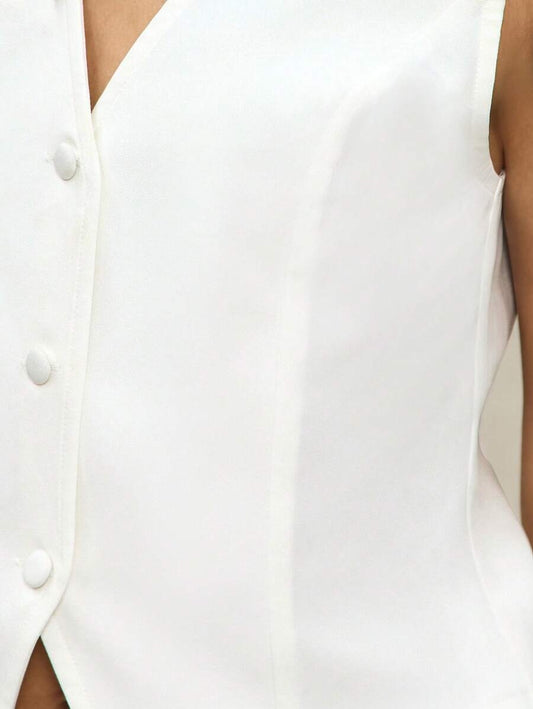 Chaleco con botones blancos