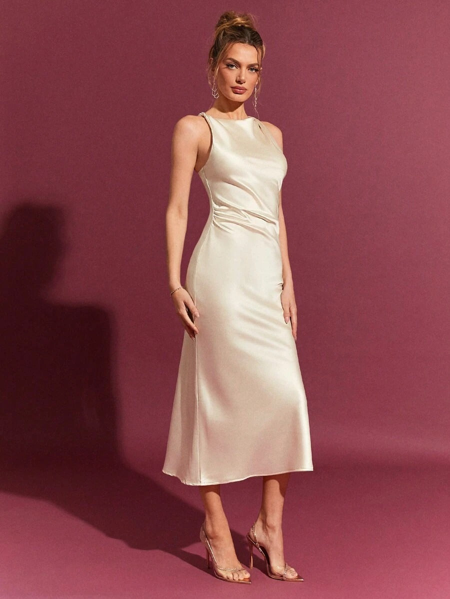 Vestido de satén elegante con detalle retorcido