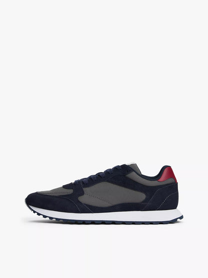 Calzado deportivo con textura combinada de pana