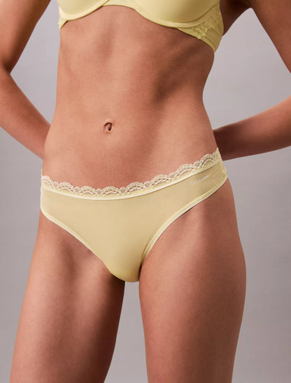 Panty elástica de microfibra unicolor con encaje y logo tipo hilo