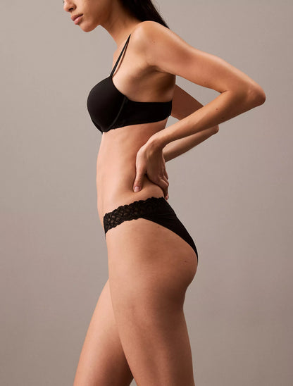 Panty con encaje tipo bikini