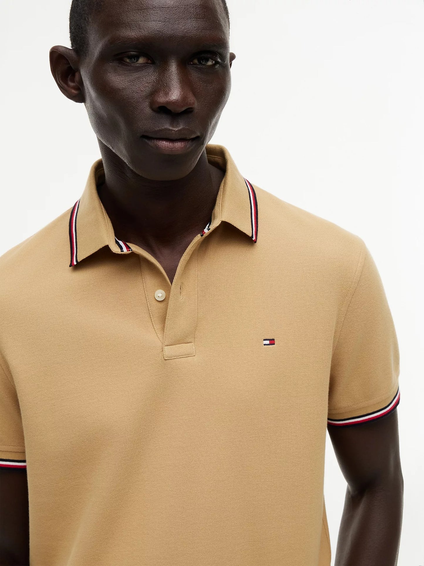 Chemise unicolor con cuello ribeteado