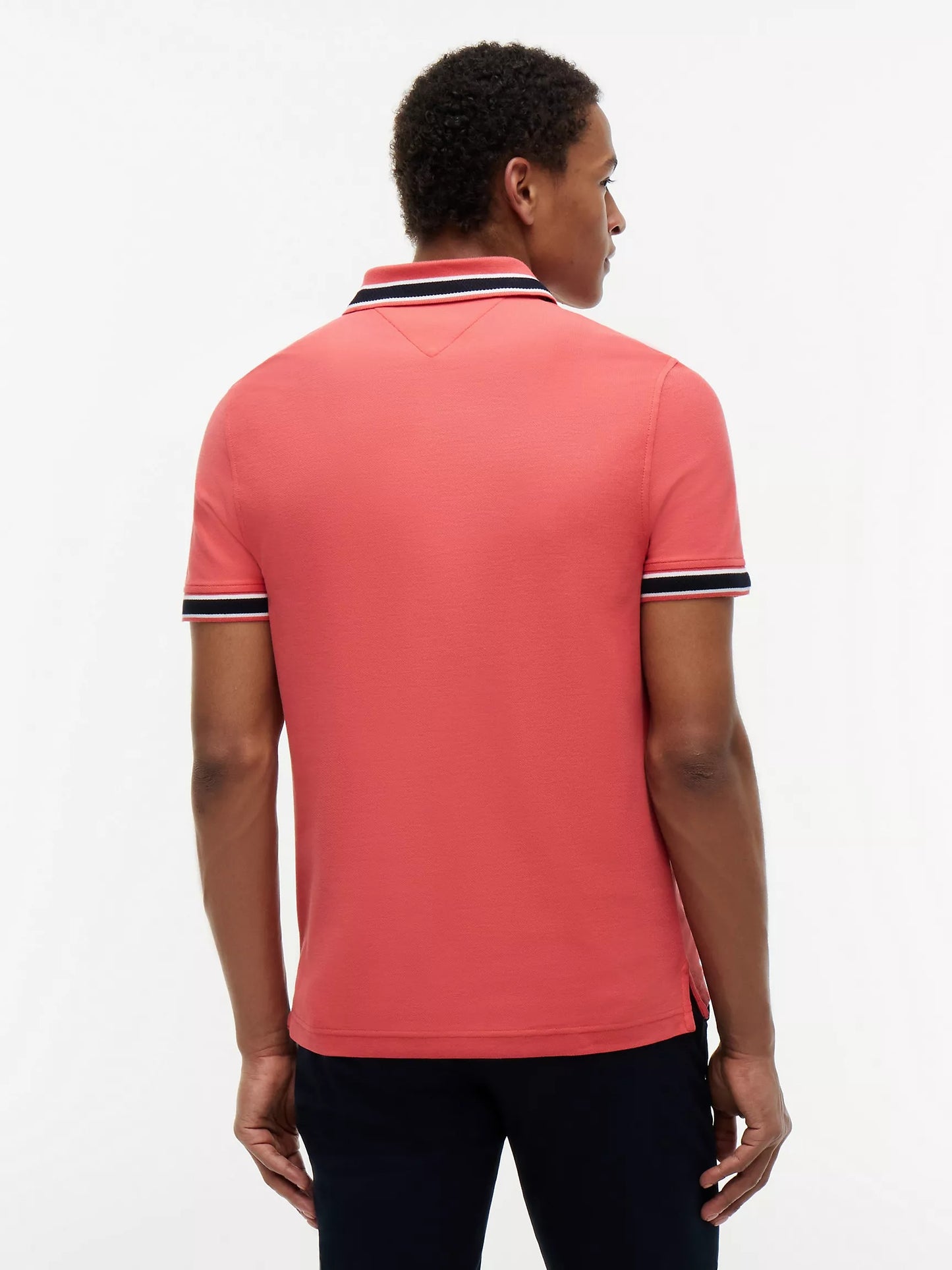 Chemise unicolor con cuello y mangas ribeteadas