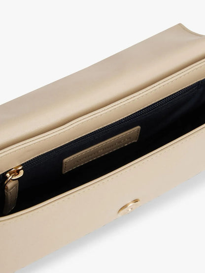 Cartera tipo bandolero con monograma