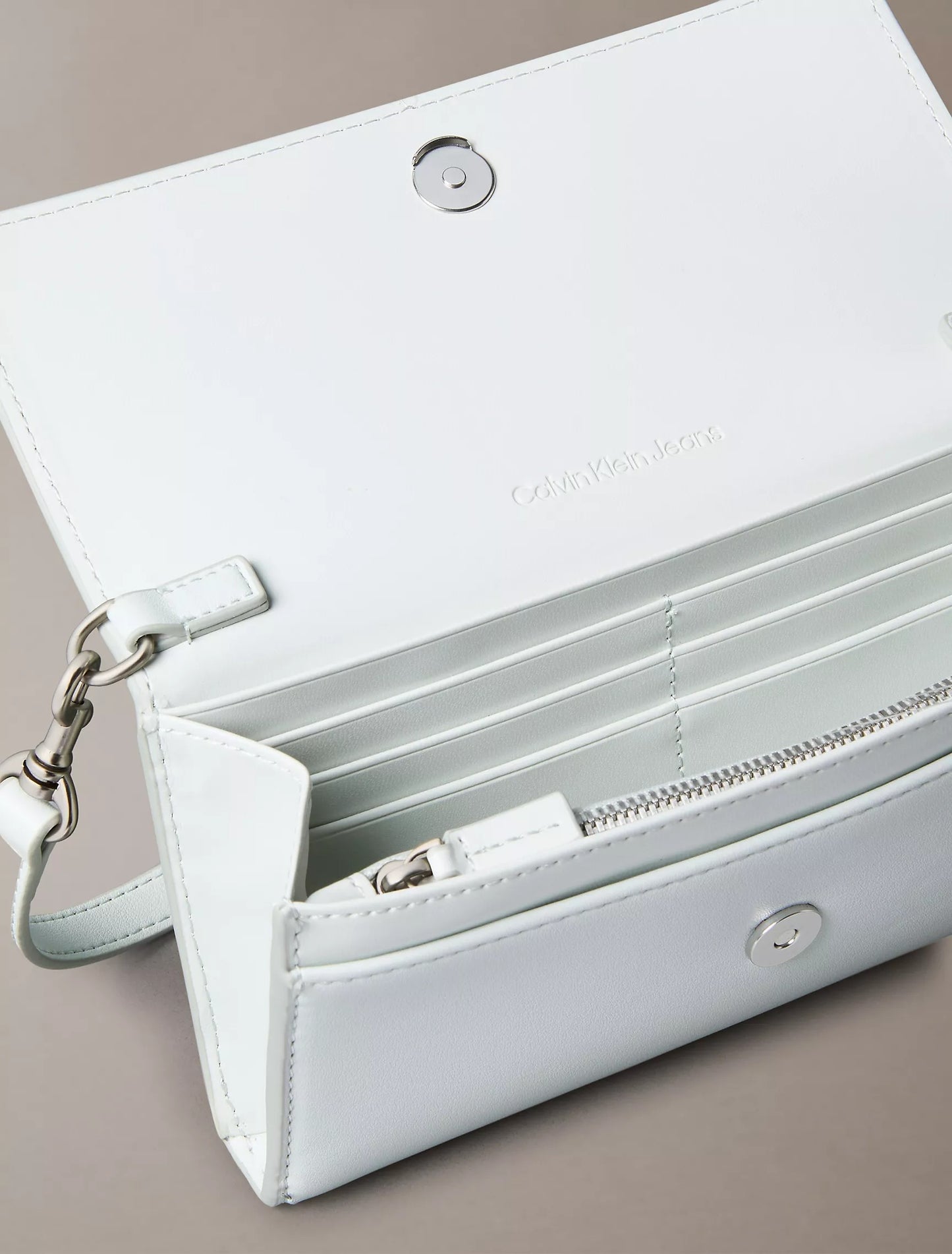 Cartera pequeña con logo en relieve