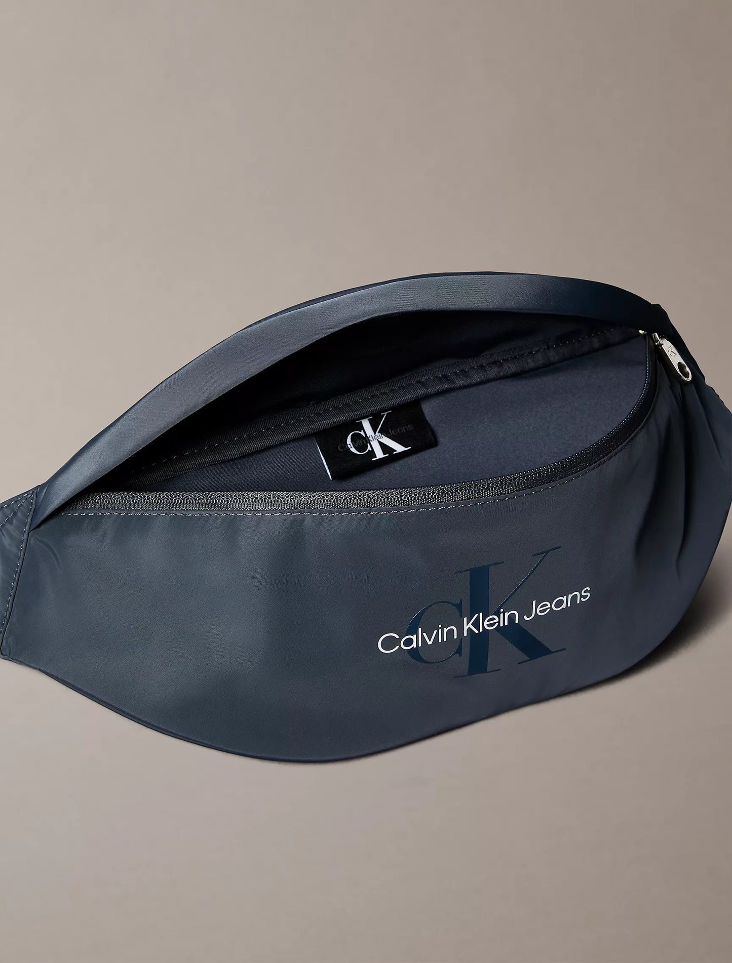 Bolso tipo koala estilo deportivo con logo