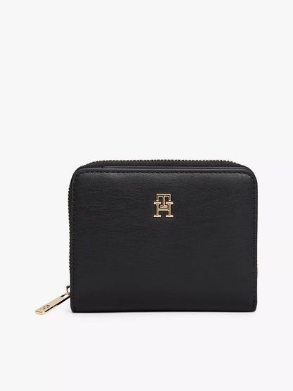 Cartera tipo monedero con monograma y cremallera