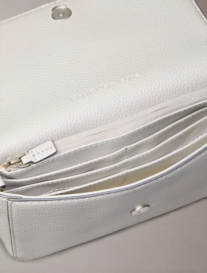 Cartera pequeña con logo y cadena