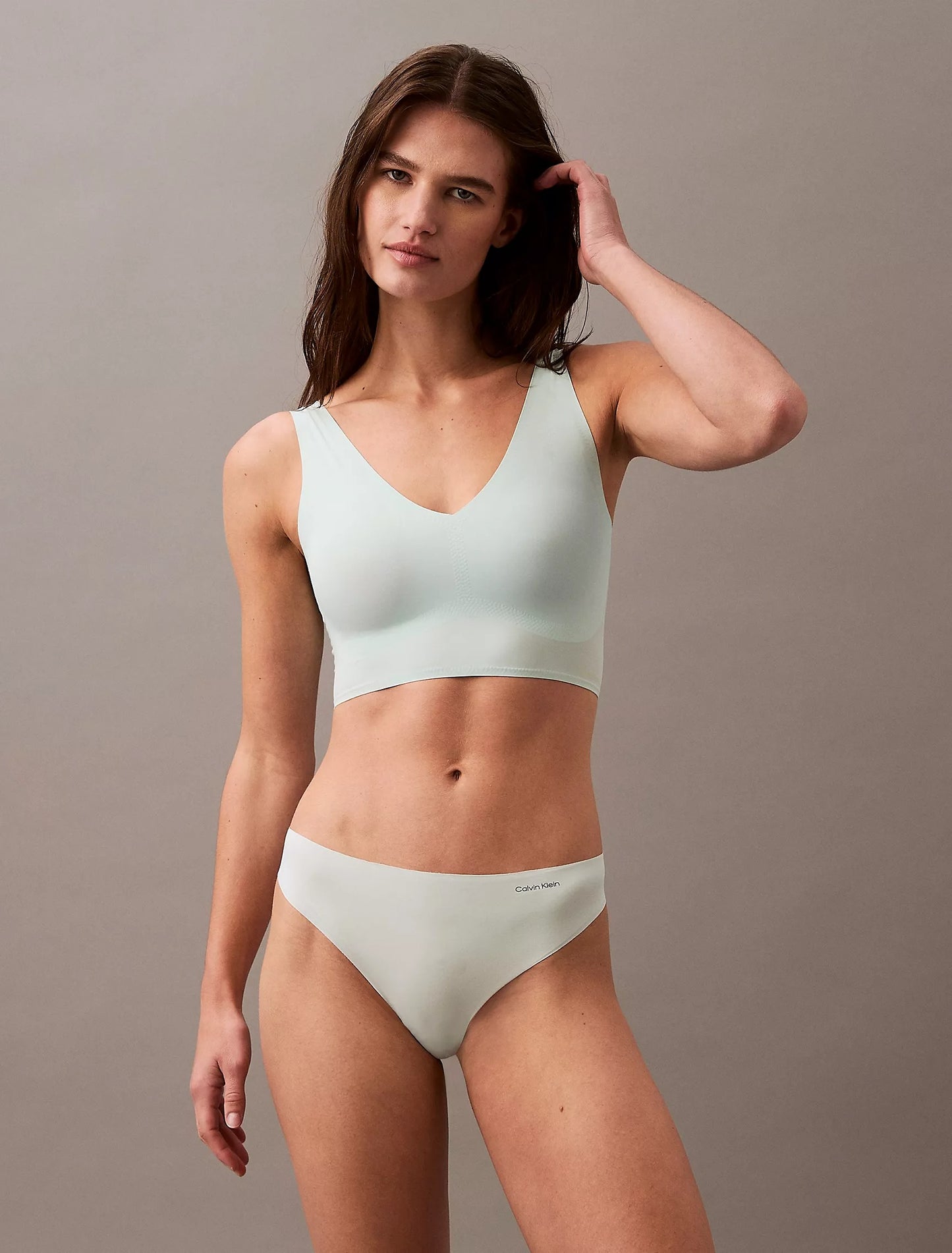 Panty estilo invisible tipo hilo con logo