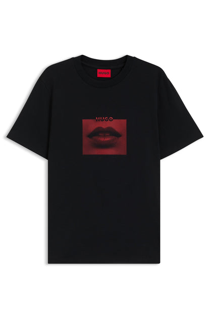 Franela cuello redondo con estampado central de labios