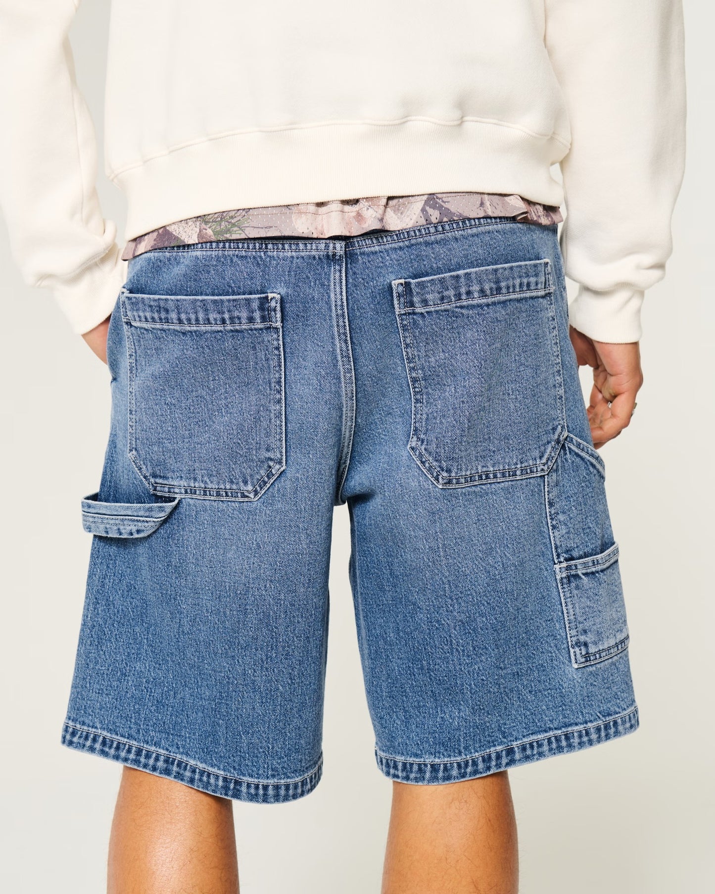 Bermuda denim con lavado medio y corte holgado