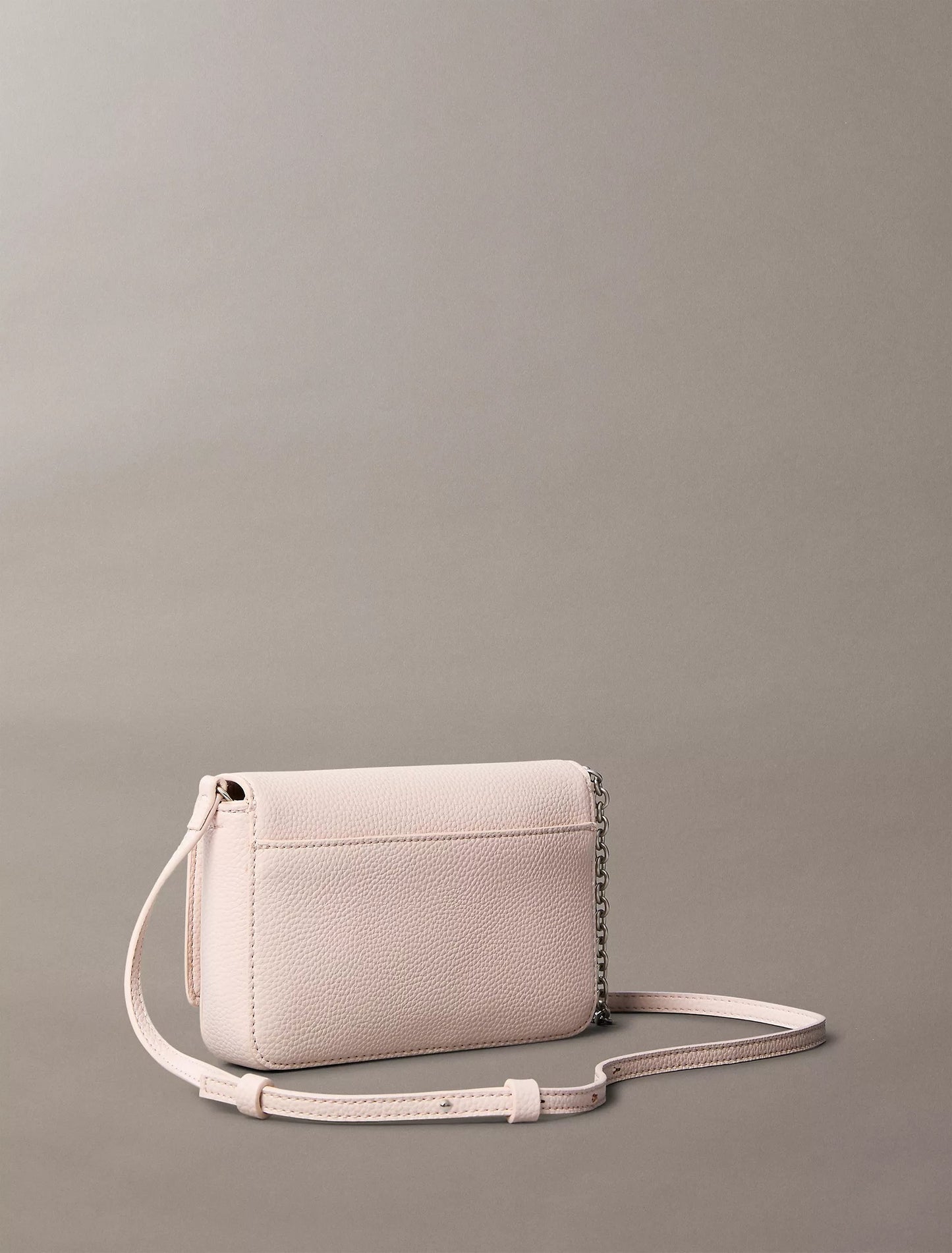 Cartera pequeña con logo y cadena