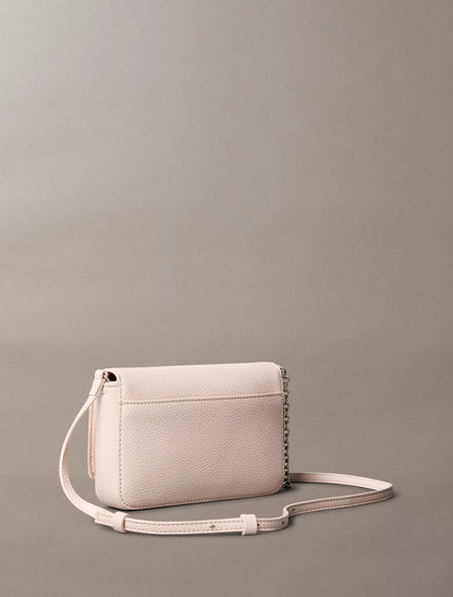 Cartera pequeña con logo y cadena