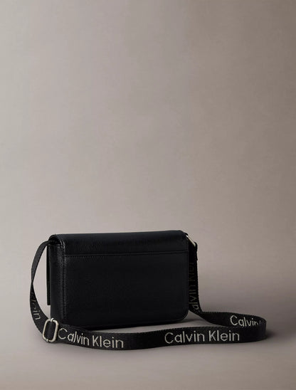 Cartera pequeña con cinta y logo